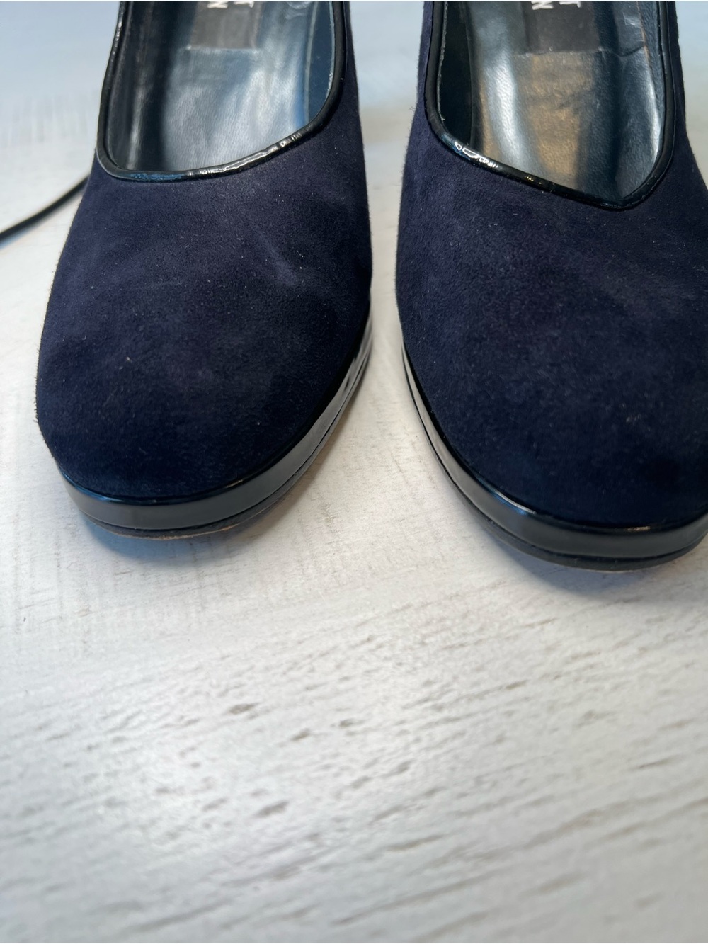 Stuart Weitzman Vintage Navy Suede Round-Toe Patent Block Heel - Picture 7 of 8